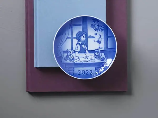 Royal Copenhagen Bing & Grøndahl Børnenes Dag Platte 2022 - Den Lille Dagdrømmer - Billede 2